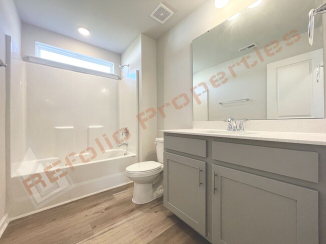 Building Photo - Beautiful 4 Bedroom 2.5 Bathroom Home w/ G...