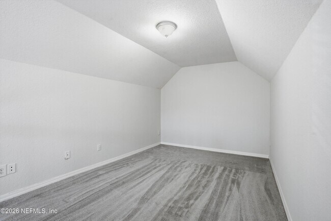 Building Photo - 13700 Richmond Park Dr N