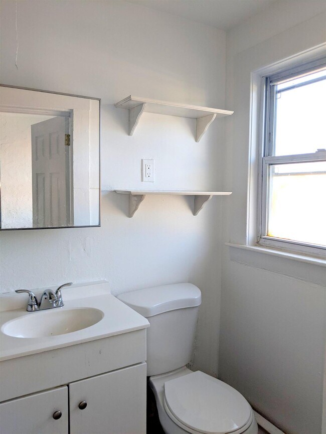 Building Photo - 102 Willow Ave