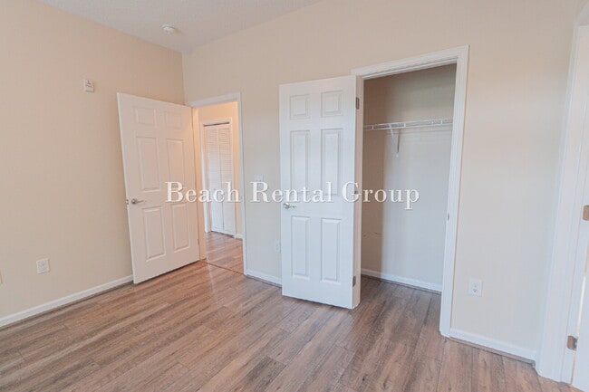 Building Photo - 3 Bedroom End Unit w/ Screened-In Balcony