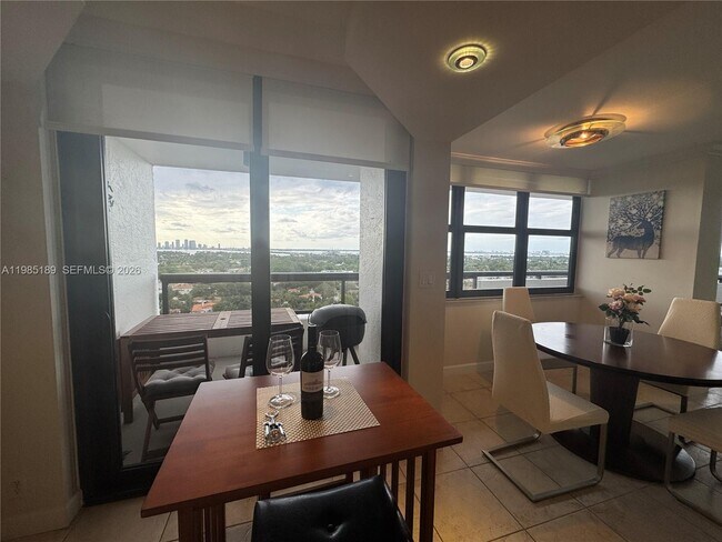 Building Photo - 2555 Collins Ave