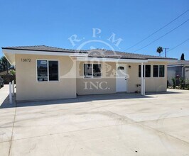 Building Photo - Modern 3 Bedroom Front House