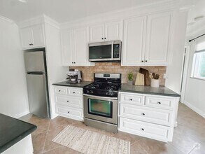 Building Photo - Adorable, Upgraded, 3 Bed/2 Bath duplex, F...