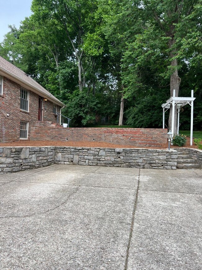 Building Photo - Single Family Home on almost an acre, 4 be...