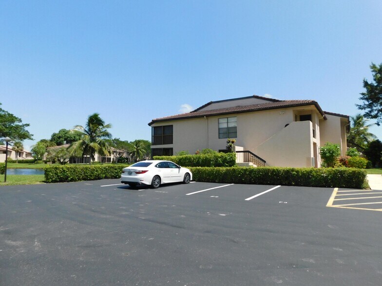 Building Photo - 9285 Vista del Lago