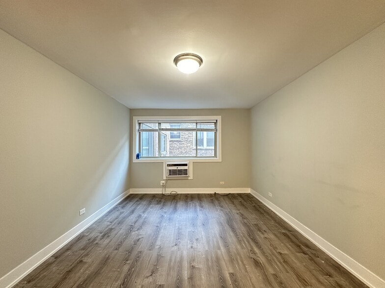 Building Photo - 447 W Surf St