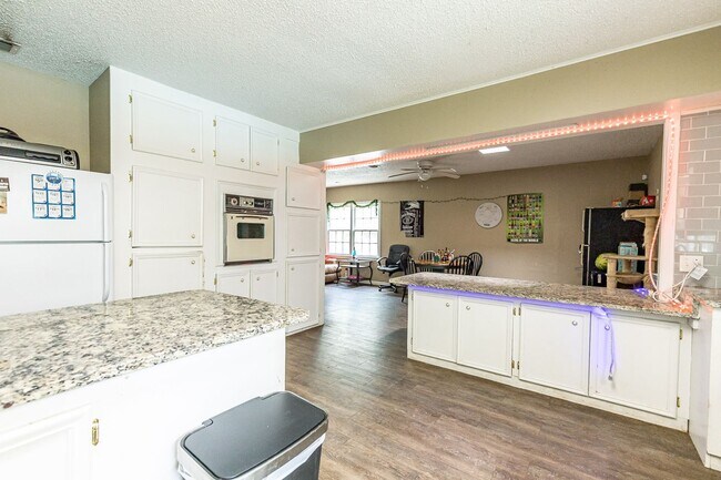 Building Photo - Pre-Leasing Summer 2023: Spacious 4/2,