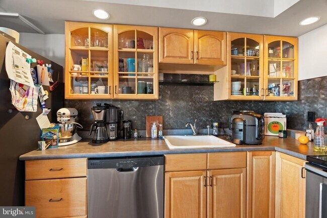 Building Photo - 200 Lombard St