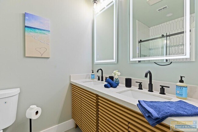 Building Photo - 111 W Sunny Isle Dr