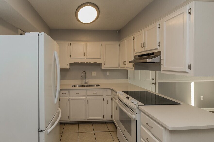Building Photo - 5691 Briarwood Dr