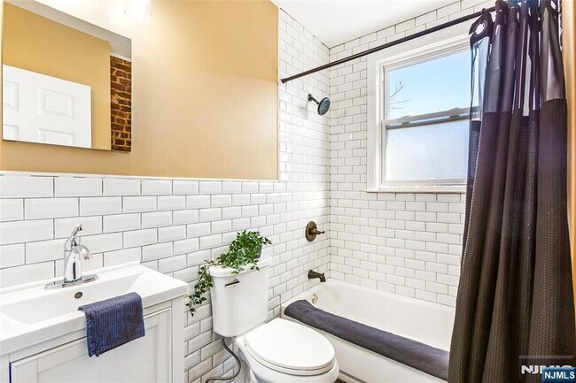 Building Photo - 1054-1056 Hunterdon Street Unit Leftside