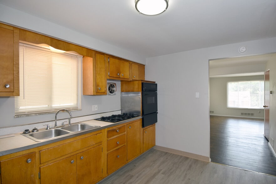 Lots of kitchen storage - 3152 Glendale Ave
