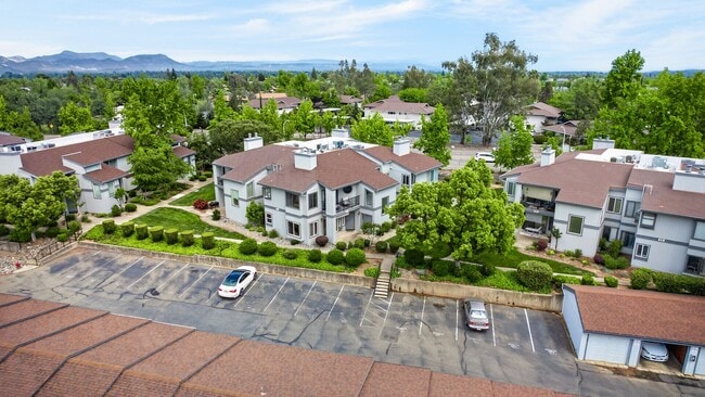 Building Photo - 2 Bedroom Condo for Rent in Redding CA | Pool, Spa, Fireplace, Balcony