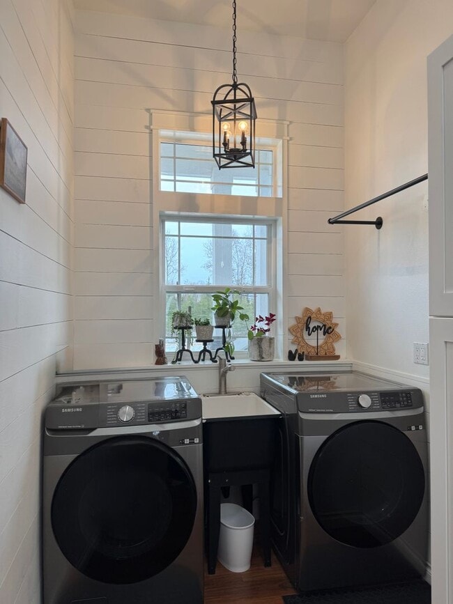 Building Photo - LONG TERM CUSTOM RANCH HOME