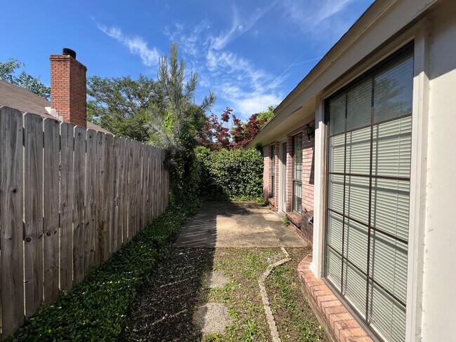 Building Photo - 3808 Oak Ave