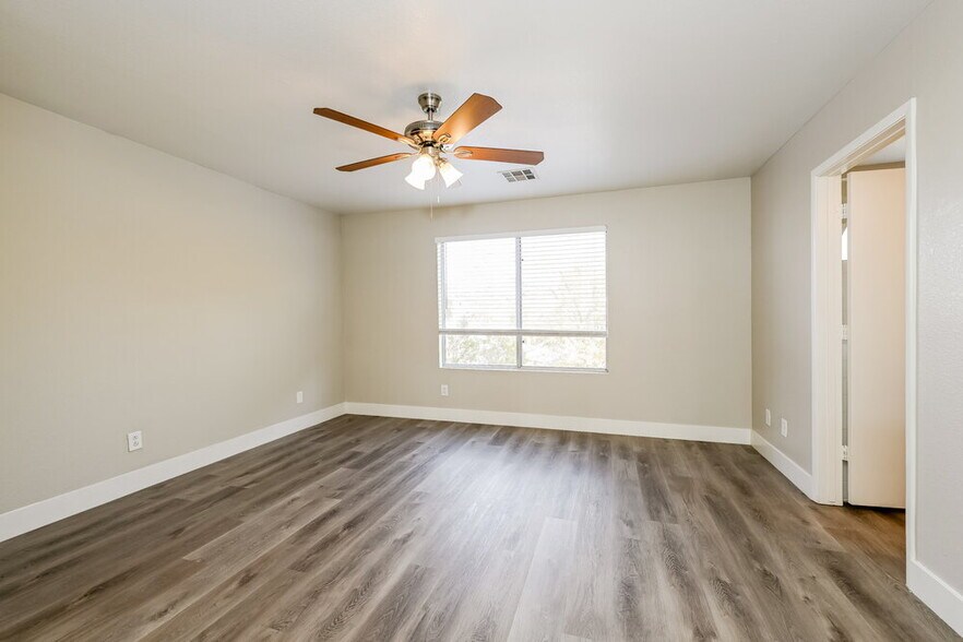 Building Photo - 1480 Silver Falls Ave