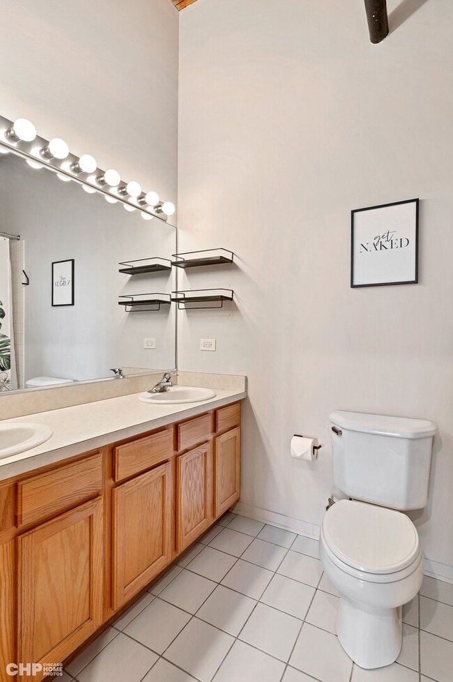 Building Photo - 1740 N Maplewood Ave