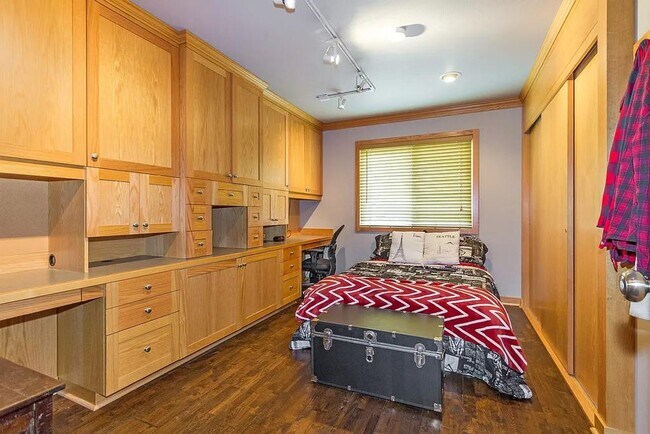 Building Photo - Spacious 5-Bedroom Home with Fenced Yard a...