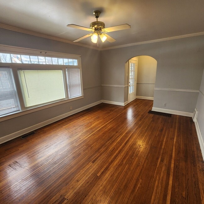 Building Photo - 210 W Roselawn St