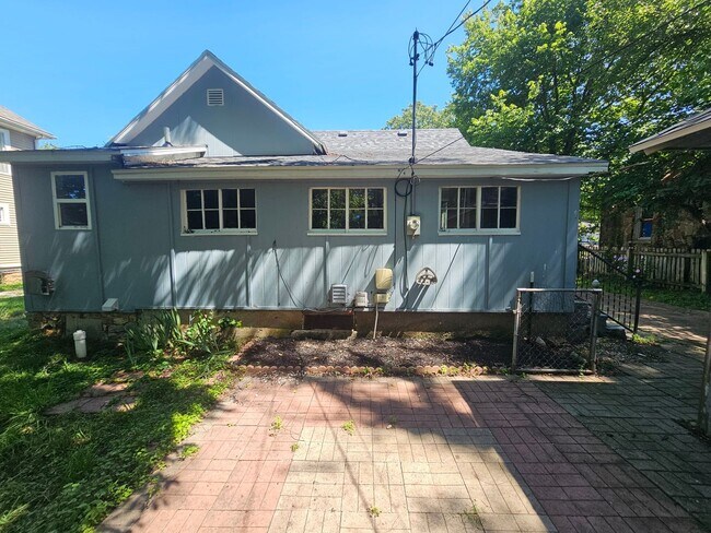 Building Photo - 2 bedroom | 1 bathroom | 1 car detached shop or garage | Large lot | Pets welcome!