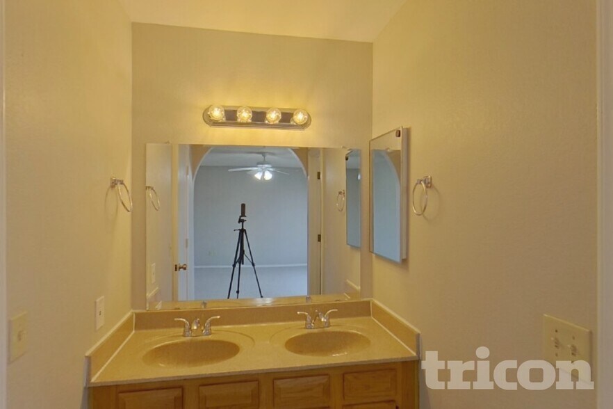 Building Photo - 601 E Palomino Dr