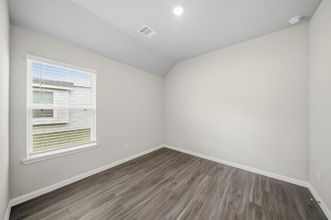 Building Photo - Move-In Special: 1/2 off your second full month of rent! Beautiful, Well-Maintained 3-Bedroom, 2-...