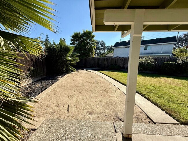 Building Photo - Single story home in established neighborhood!