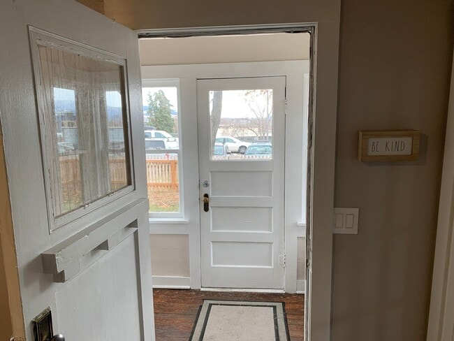 Building Photo - One Bedroom Apartment Home! Pet Friendly
