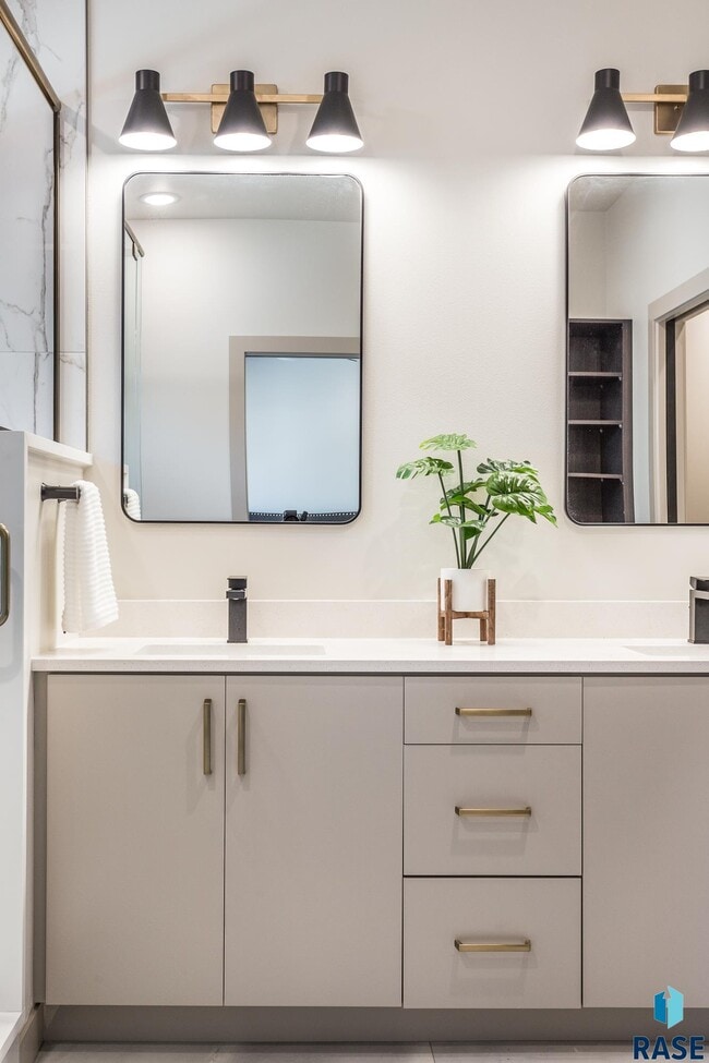 Building Photo - 2803 S Terry Ave