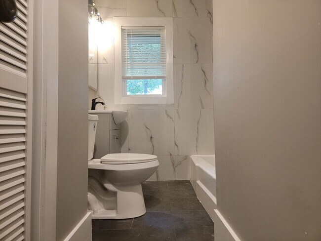 Building Photo - Accepting  DeKalb Housing Choice & HUD /VA...