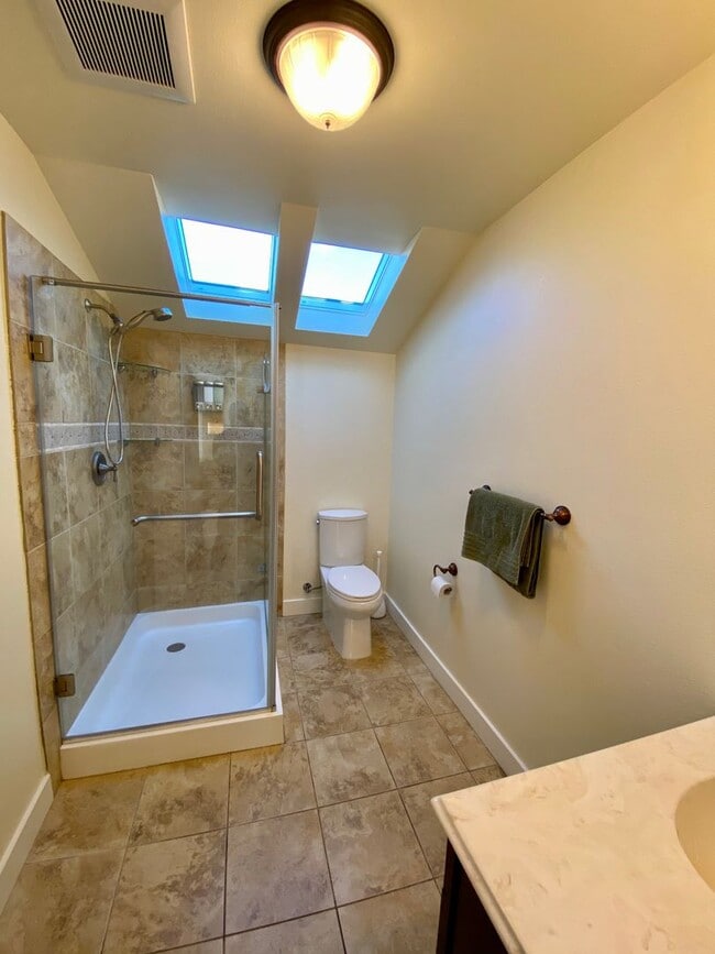 Building Photo - 3 Bedroom House Near UO Campus!! Ready for Fall 2026!