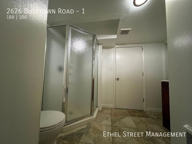 Building Photo - Vintage 1-Bedroom Apartment On A Quiet Res...