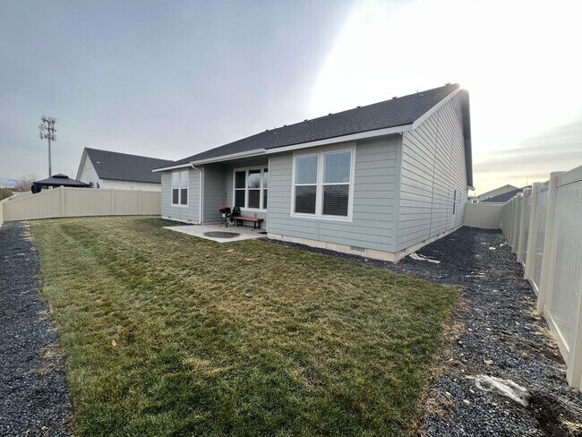 Building Photo - 4 Bed 2 Bath in Meridian with 3 Car Garage