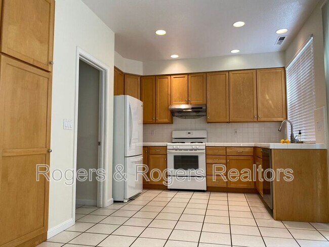 Building Photo - 213 Houghton St