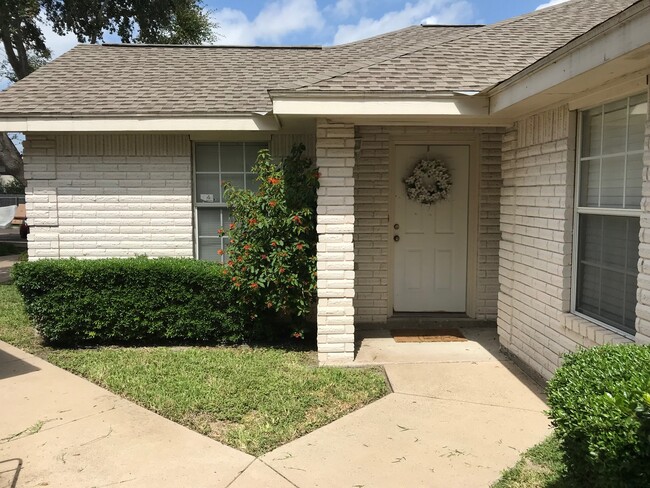 Roomy Apartment 3bd/2ba + yard! - 6701 N 8th St