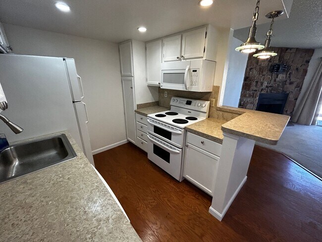 Building Photo - Quaint 1 Bedroom Condo in the Southwest part of Town with Garage
