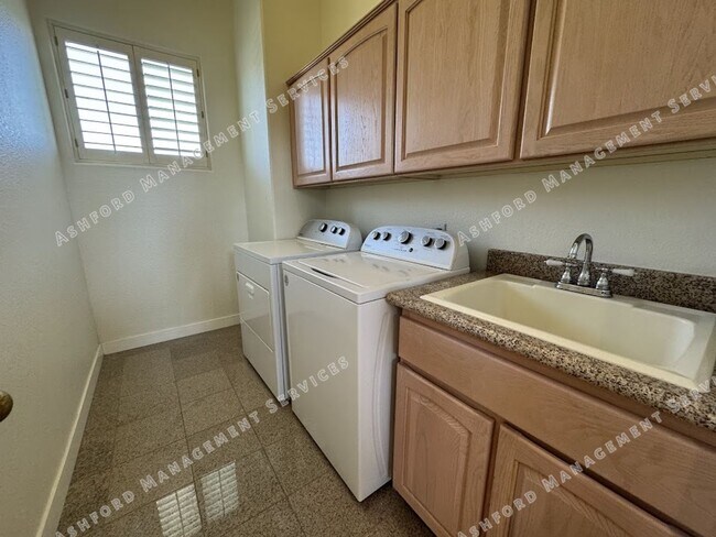 Building Photo - BEAUTIFUL 3 BEDROOM 3 BATHROOM HOME IN GAI...
