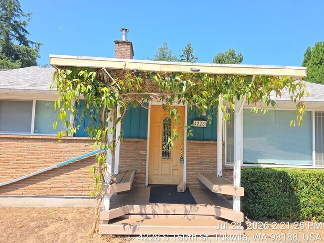 Building Photo - Tukwila/SeaTac daylight rambler - large home for rent - 4 bedrooms 2 bathrooms with 2 kitchens - ...