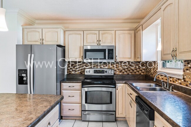 Building Photo - AVAILABLE NOW... 3/2 in Destin!!