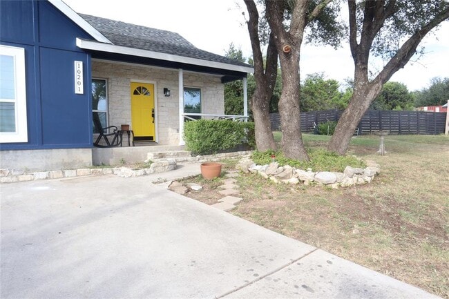 Building Photo - 10201 Longhorn Skyway