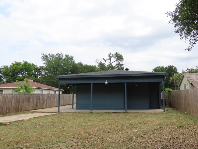 Building Photo - Quaint West Side  3 bedroom 2 Bath Home!