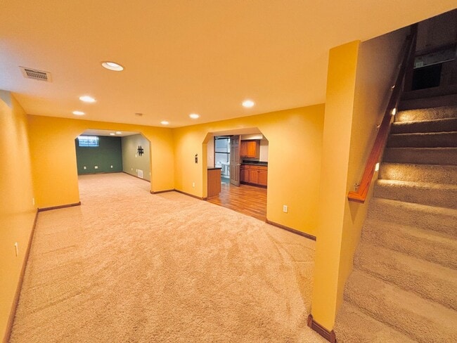 Building Photo - Sprawling 3bedroom 2bath Home in Roseville...