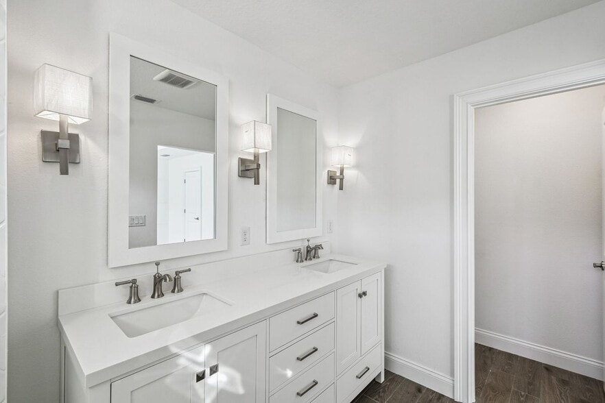 Building Photo - 1927 Risby Aly