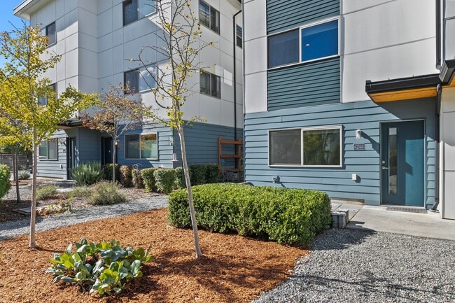 Building Photo - 3bd/1.5ba Seattle Townhouse