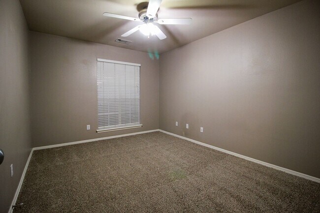 Building Photo - Darling Home In Jenks Schools!