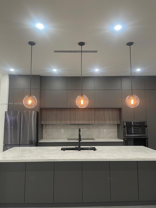 Building Photo - 5350 SW 33rd Ave