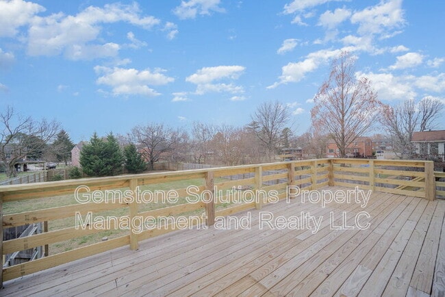 Building Photo - 413 Lynn Dr
