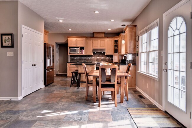 Building Photo - Spacious and Updated Yorktown Home