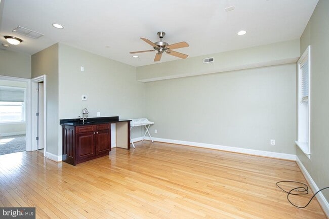 Building Photo - 1324 Race St