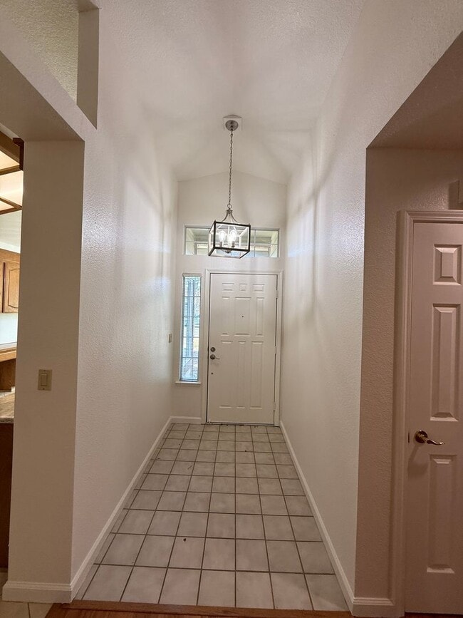 Building Photo - 749 Oak Brook Dr